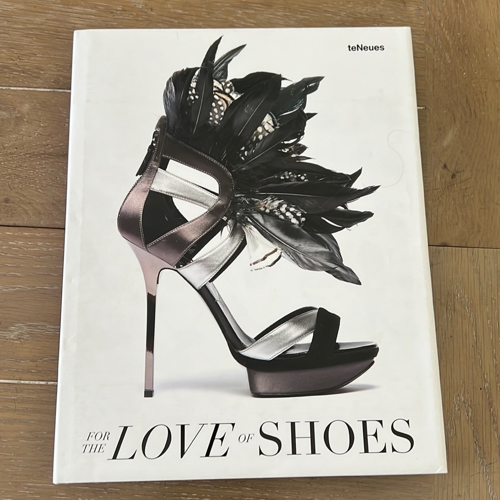 Incredible coffee table book for the love of shoes teneues NWT
